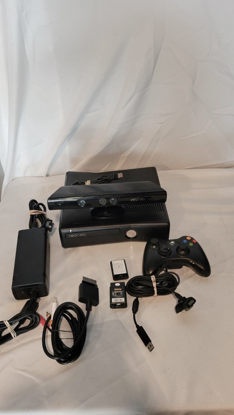 Microsoft Xbox 360 Console Bundle with Kinect - Black